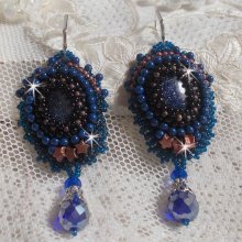 BO Maldives geborduurd met glinsterende hars cabochons, ronde parelmoer Swarovski kralen en Miyuki rocailles.